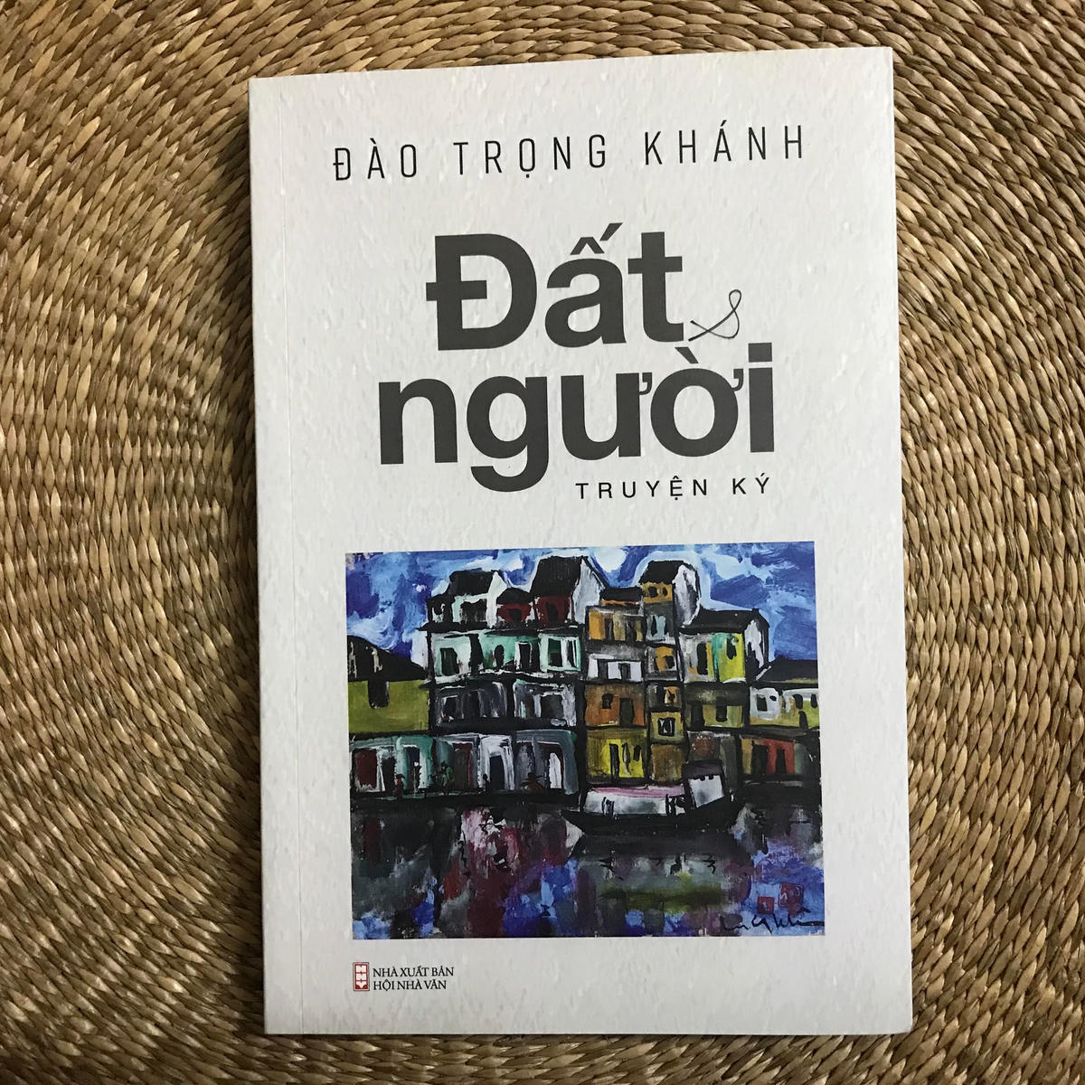 Bìa cuốn “Đất & người”.