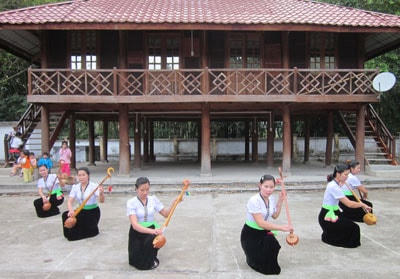 Biểu diễn văn nghệ bên nhà sàn của đồng bào Thái. Ảnh: Phương Lan.