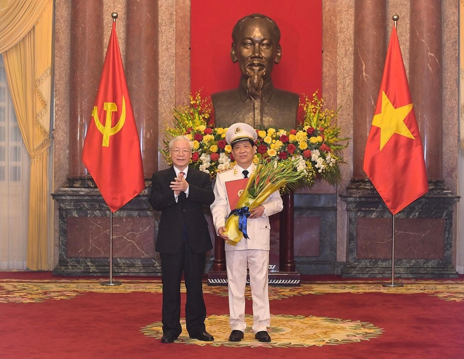 Tổng Bí thư, Chủ tịch nước Nguyễn Phú Trọng trao Quyết định thăng cấp bậc hàm từ Trung tướng lên Thượng tướng đối với ông Nguyễn Văn Sơn, Thứ trưởng Bộ Công an. Ảnh: Bộ Công an.