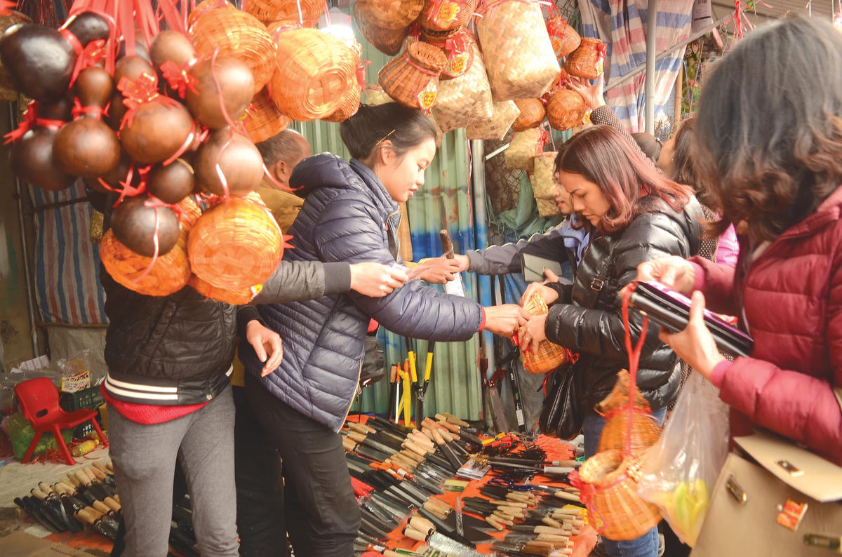 Nói đến chợ Viềng là nói đến sự đông vui, tấp nập.