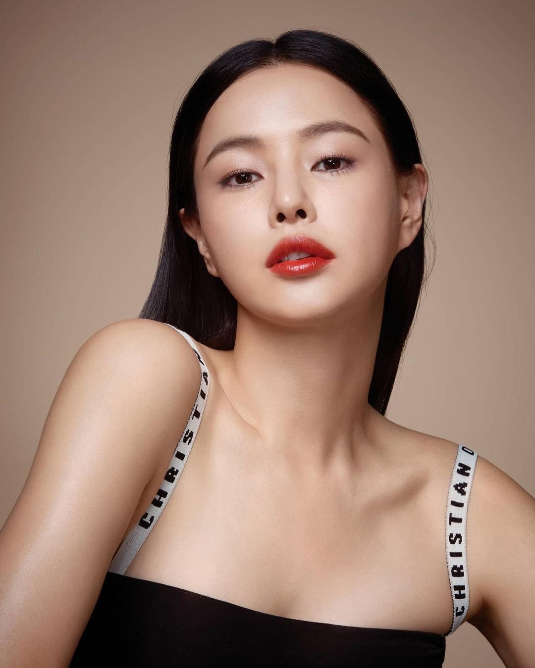 Không những bị phản đối vì ngoại hình, dáng đi và nụ cười tự tin của cô bị cho là quá đà, thậm chí là làm lố.