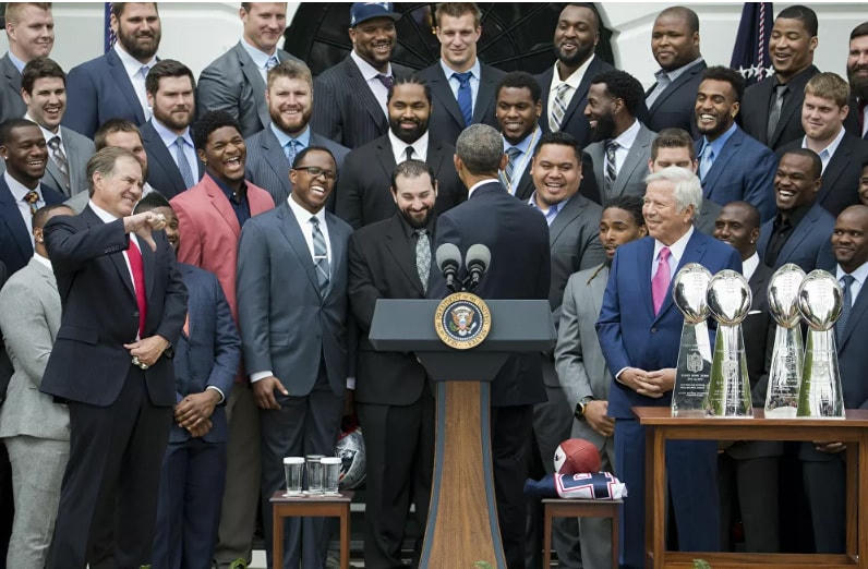 Huấn luyện viên trưởng đội bóng bầu dục New England Patriots, Bill Belichick (trái), 'không ủng hộ' một trò đùa mà cựu Tổng thống Barack Obama đưa ra trong một buổi lễ ở Bãi cỏ phía Nam của Nhà Trắng ở Washington DC.