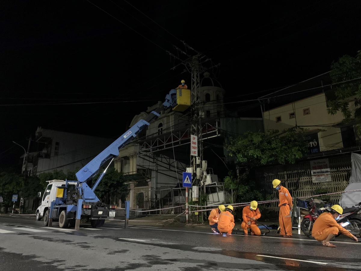 Ngành điện tập trung sửa chữa các sự cố về điện tại các tỉnh miền Trung.