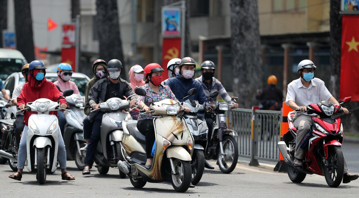 Đeo khẩu trang và thực hiện giãn cách khi ra đường là biện pháp cần thiết ngăn ngừa sự lây lan của virus SARS-CoV-2.