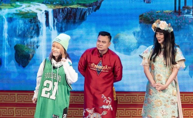 Hậu Hoàng trổ tài bắn rap, cùng Vân Dung, Tự Long khuấy đảo sân khấu Táo Liên Quân. 