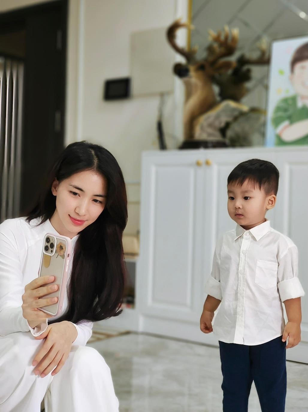 Hòa Minzy lên đồ cùng bé Bo trong ngày khai giảng.  