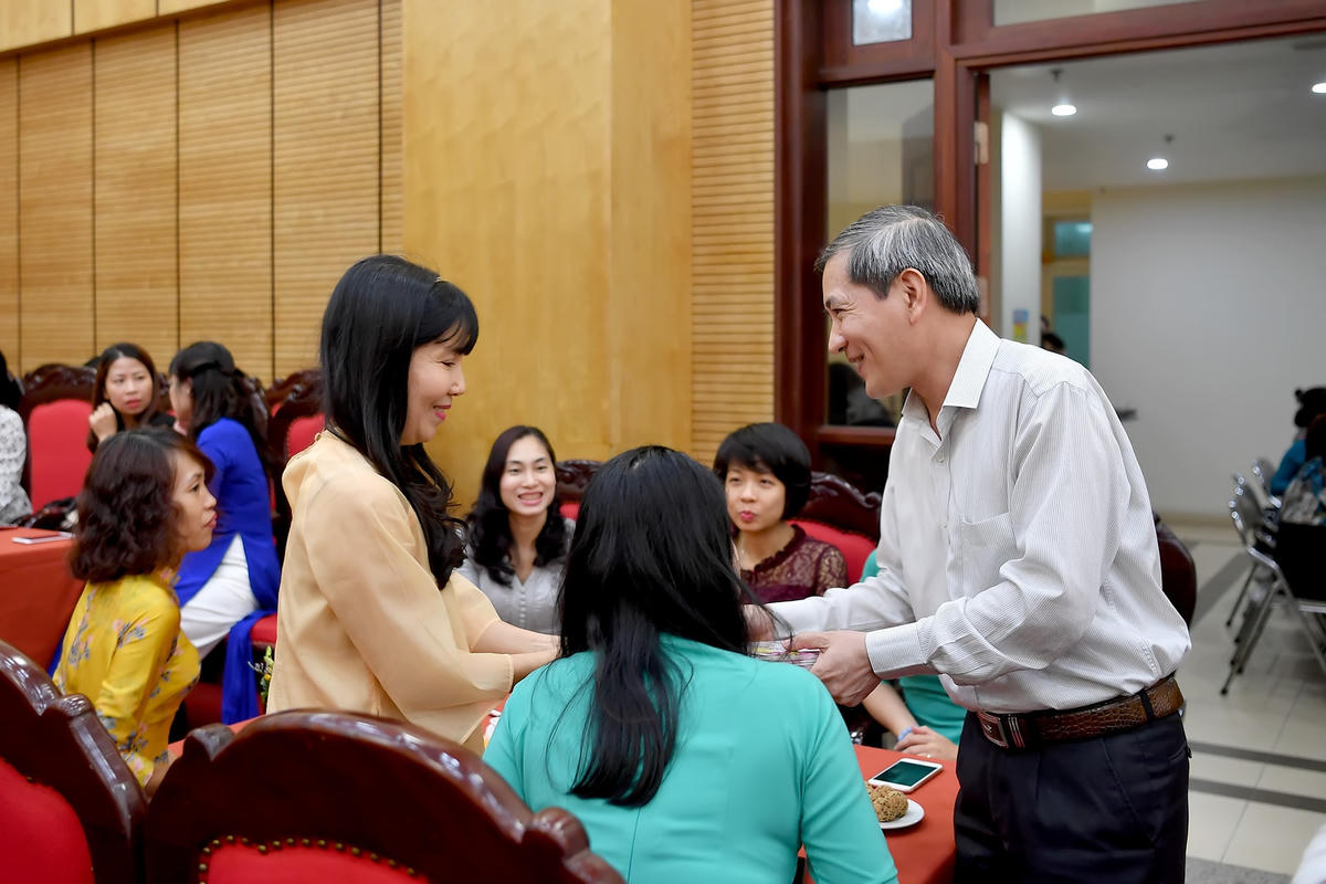 Lãnh đạo quân Ba Đình trò chuyện cùng các thày cô giáo tại buổi gặp mặt.