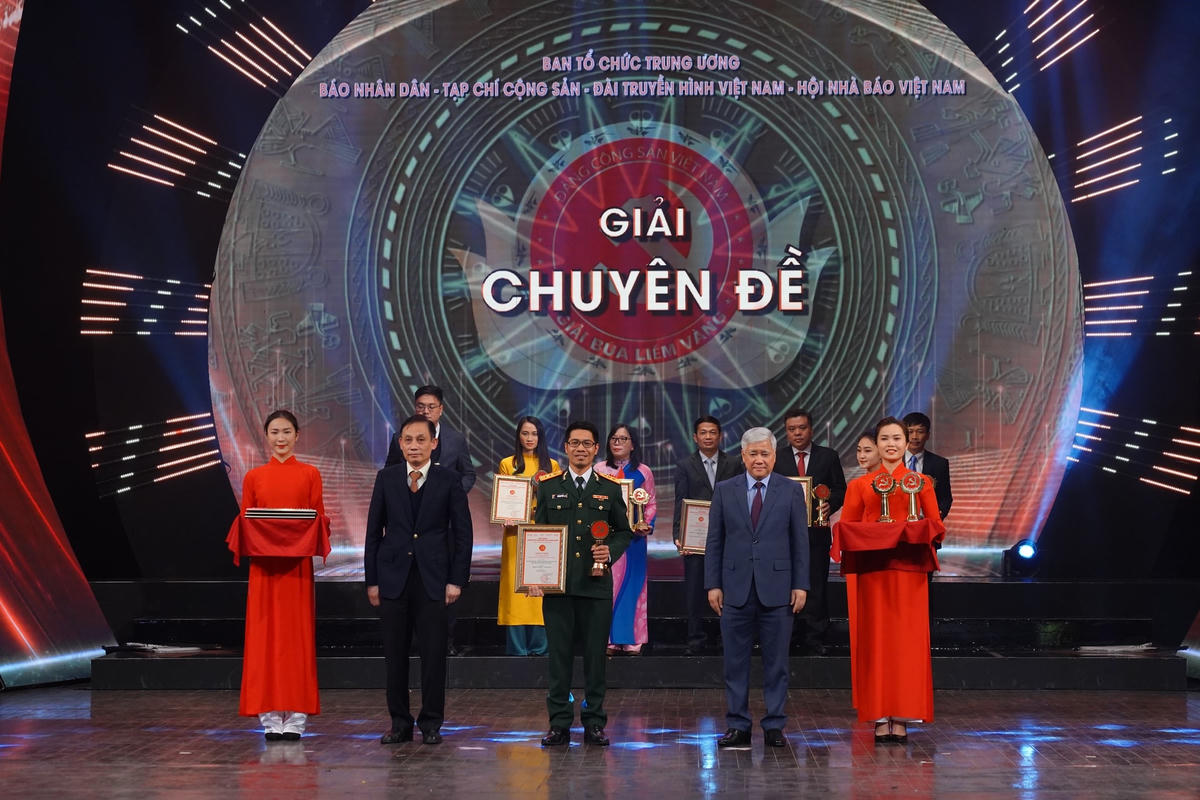 Bí thư Trung ương Đảng, Chủ tịch UBTƯ MTTQ Việt Nam Đỗ Văn Chiến trao giải cho các tác giả đoạt giải Chuyên đề. (Ảnh: Quang Vinh).