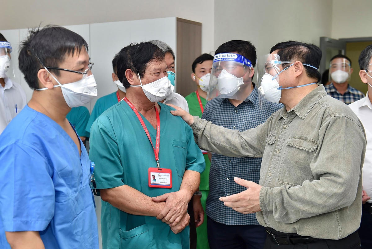 Thủ tướng Phạm Minh Chính và đoàn công tác động viên các y bác sĩ tại Bệnh viện quốc tế Becamex Bình Dương. 