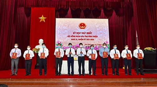 Bí thư Tỉnh ủy Dương Văn An và Chủ tịch UBND tỉnh Bình Thuận Lê Tuấn Phong trao giấy chứng nhận cho các đại biểu HĐND tỉnh Bình Thuận khóa XI nhiệm kỳ 2021 - 2026.