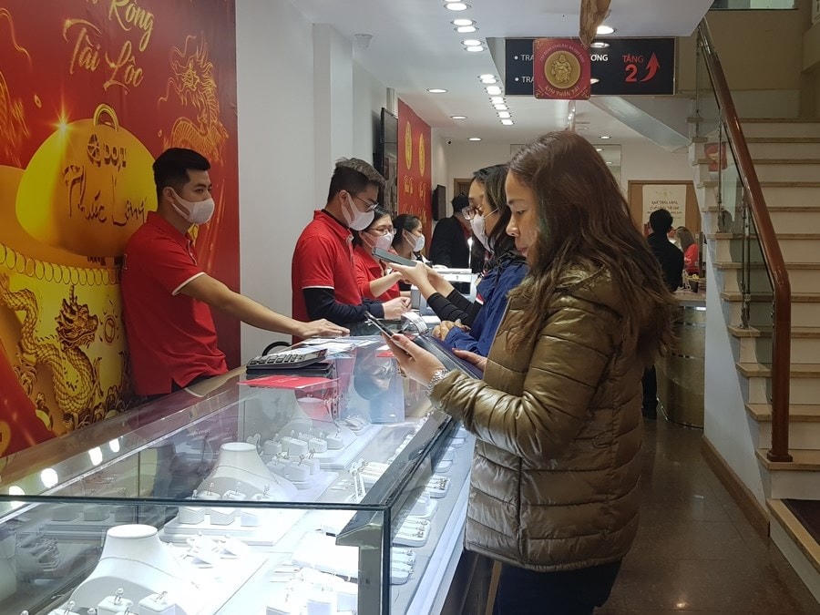Giao dịch vàng tại Doji. (Ảnh: CTV/Vietnam+).