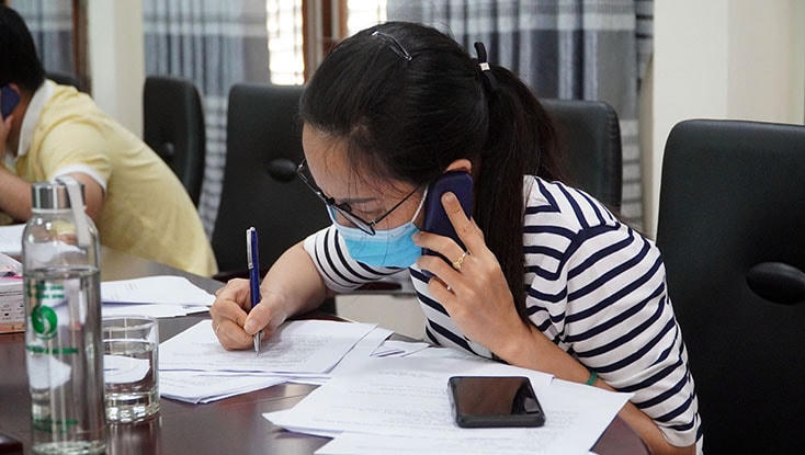 Một cán bộ xử lý thông tin cần hỗ trợ qua đường dây nóng.