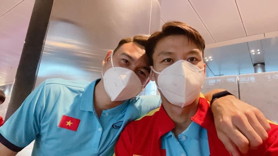 Văn Lâm đã hội quân cùng Quế Ngọc Hải và các đồng đội tại Doha (Qatar) trước khi cùng nhau di chuyển sang Saudi Arabia.