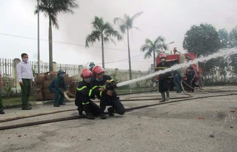 Ngay khi nhận được tin báo, các cán bộ, công nhân của nhà máy đã dùng bình cứu hỏa mini để dập lửa nhưng bất thành.