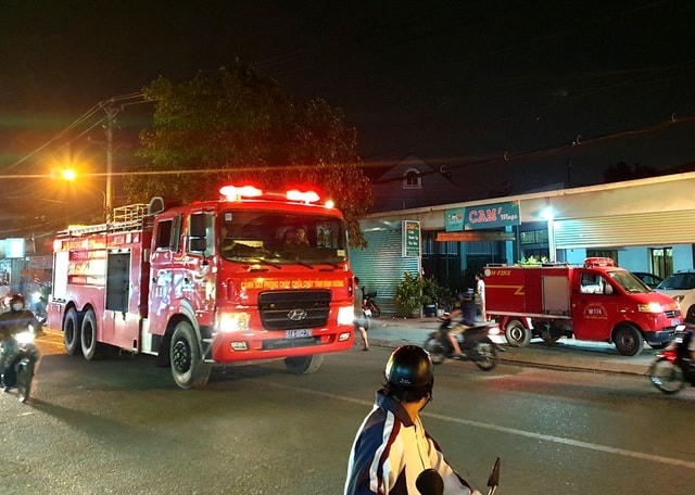 Xe cứu hỏa được điều đến hiện trường.  