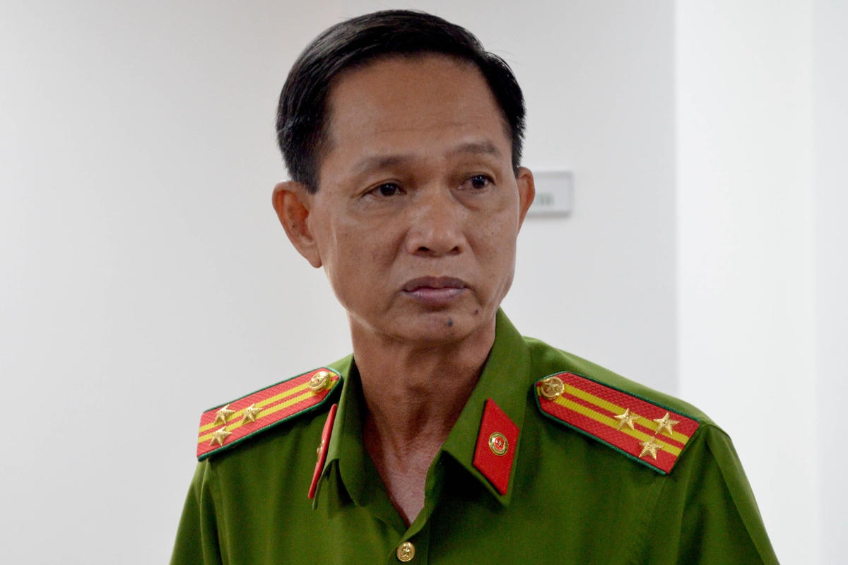 Thượng tá Nguyễn Lê Hùng, Phó trưởng Công an TP Thủ Đức thông tin vụ việc Lê Chí Thành với báo chí. Nguồn: Dân Trí.