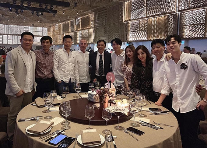 HLV Dương Minh Ninh (vest đen) và HLV Guillaume Graechen (thứ 4 từ trái qua) là những người thầy nhiều năm dìu dắt Công Phượng ở HAGL.