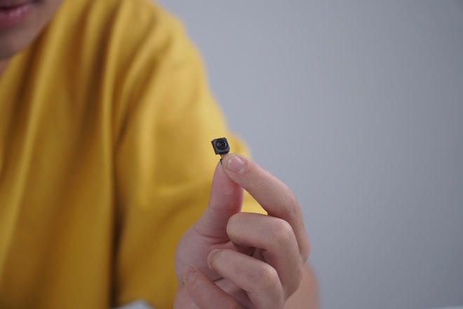 Camera ẩn bên dưới màn hình có độ phân giải 4 MP. Màn hình của Galaxy Z Fold3 được đục một lỗ để đặt camera ở dưới, giúp máy thu nhận được ánh sáng và hình ảnh.