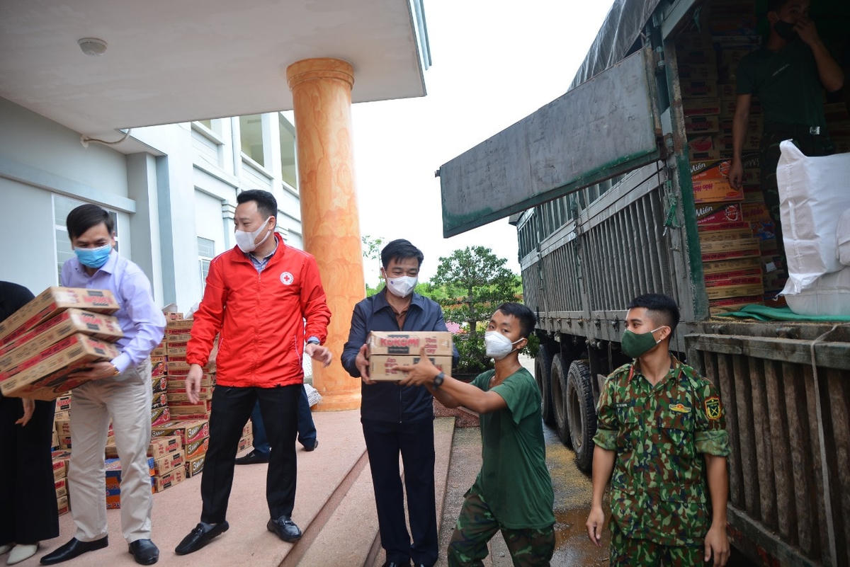 Đoàn công tác tỉnh Tuyên Quang vận chuyển nhu yếu phẩm, vật tư y tế hỗ trợ tỉnh Hà Giang phòng, chống dịch Covid-19.