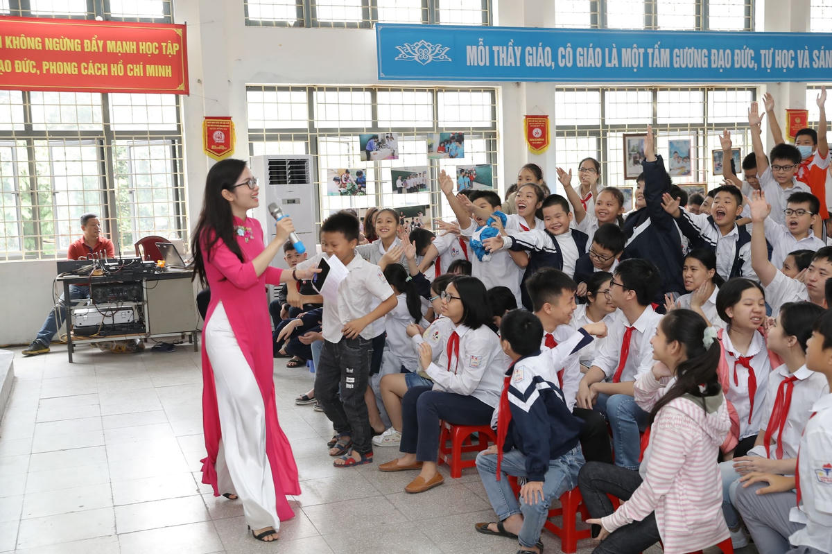 Thạc sỹ Bác sỹ CKII Diêm Thị Thanh Thủy, Trưởng Khoa Khám Dinh Dưỡng, BV Phụ Sản Hà Nội trang bị kiến thức dinh dưỡng cho các em học sinh Trường Xã Đàn ngày 06/11/2020
