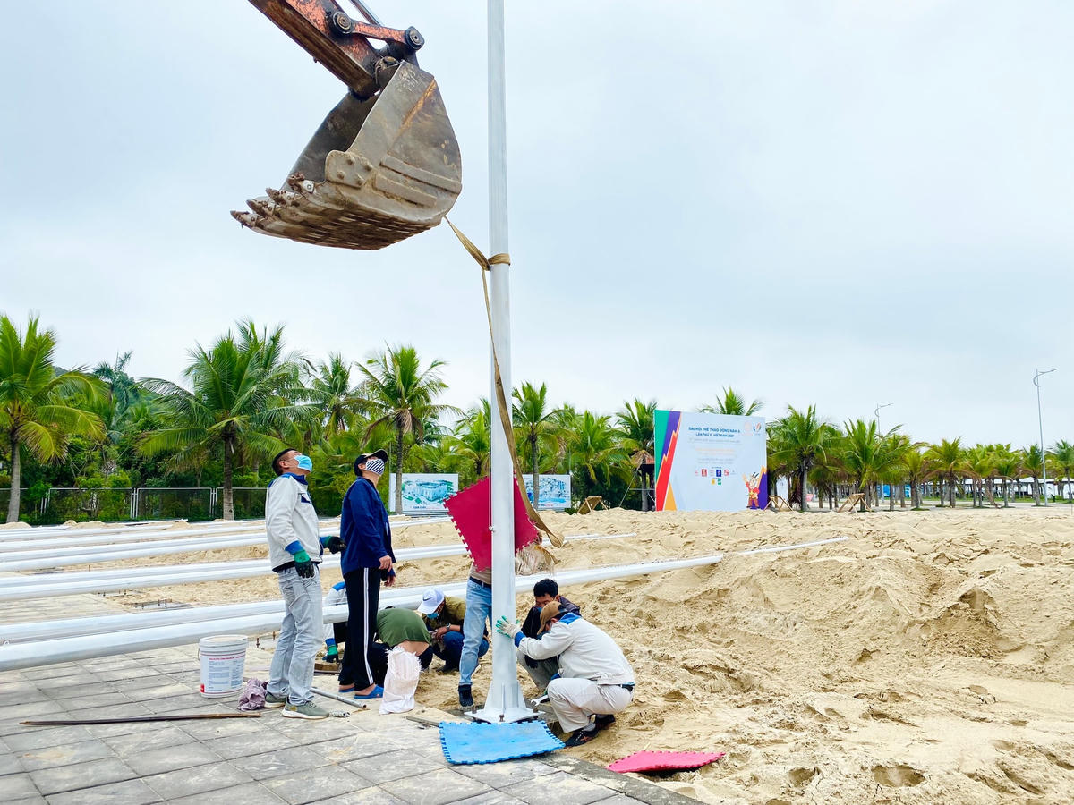 Đội nhân viên kỹ thuật thi công dựng 13 cột cờ để treo cờ các nước, cờ SEA Game và cờ Liên đoàn Thể thao Đông Nam Á tại khu vực thi đấu.
