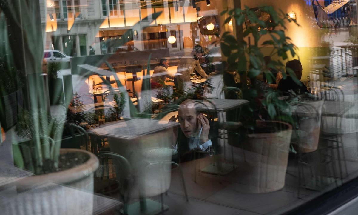 Giờ ăn trưa khi người dân quay lại văn phòng làm việc tại thủ đô London. Ảnh: The Guardian.