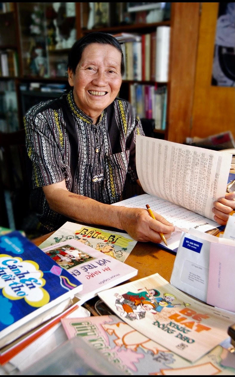 ‘Cây đại thụ và cánh én tuổi thơ’