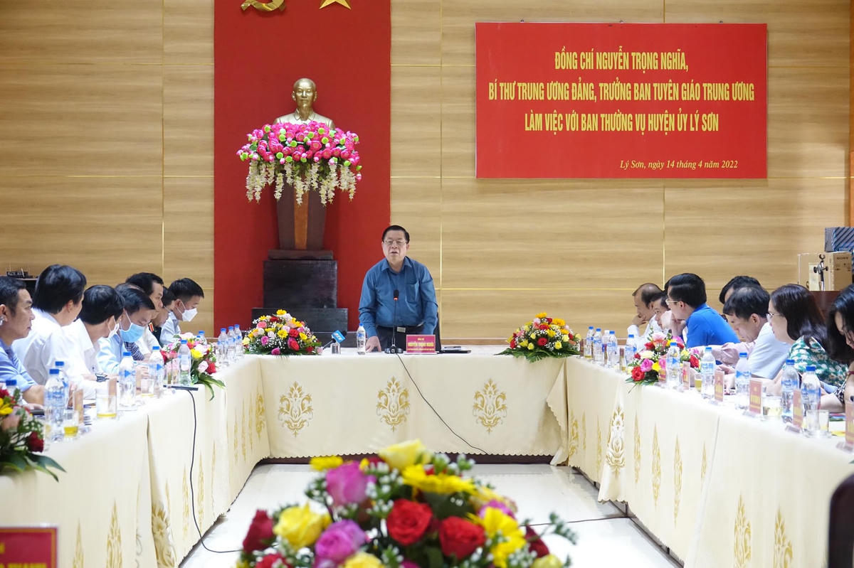 Ông Nguyễn Trọng Nghĩa, Trưởng ban Tuyên giáo Trung ương phát biểu tại buổi làm việc.