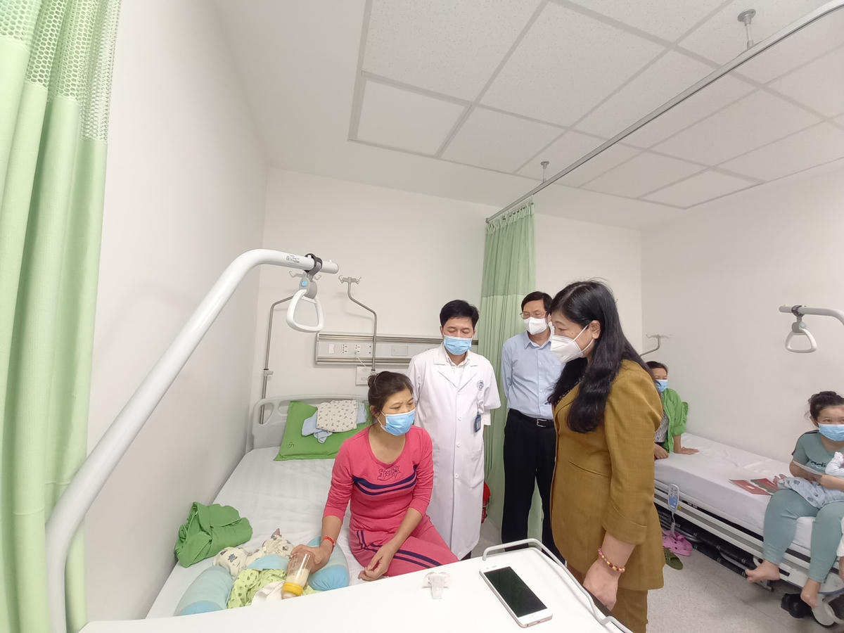Động viên, thăm hỏi gia đình các cháu bị tiêm nhầm vaccine. 