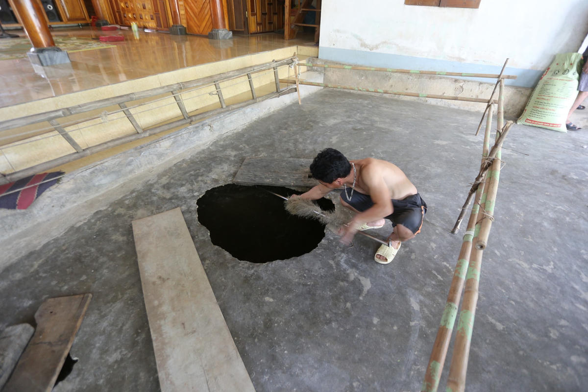 Để tránh nguy hiểm cho mọi người, anh Thắm đã phải dùng tre để rào xung quanh