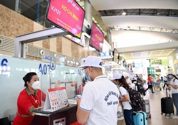 Quầy thủ tục vé bay luôn có nhân viên hãng túc trực và triển khai nhanh chóng các thủ tục chuyến bay cho đội ngũ y bác sĩ.