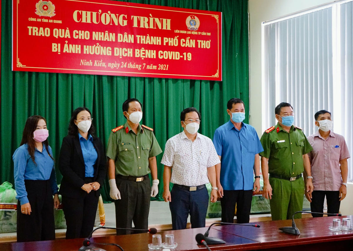 Đoàn trao quà trên địa bàn quận Ninh Kiều.