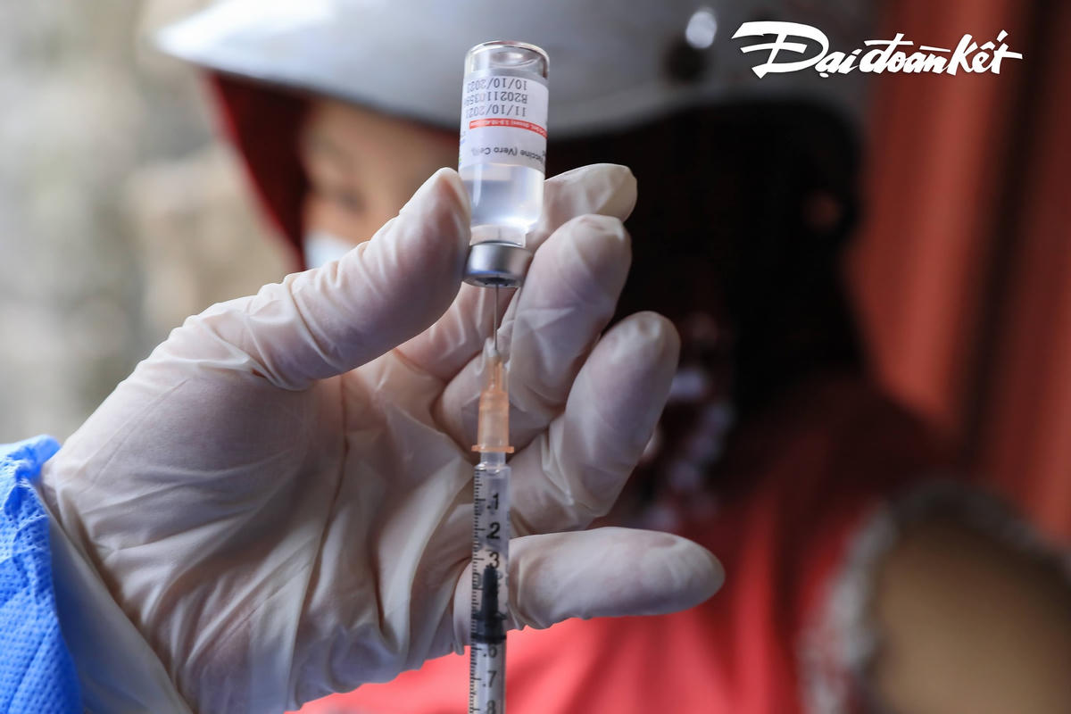 Người dân được tiêm 3 mũi vaccine vero cell.