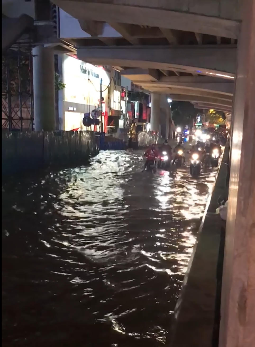Người đi đường lội nước ở khu vực Cầu Giấy. Ảnh: MXH.