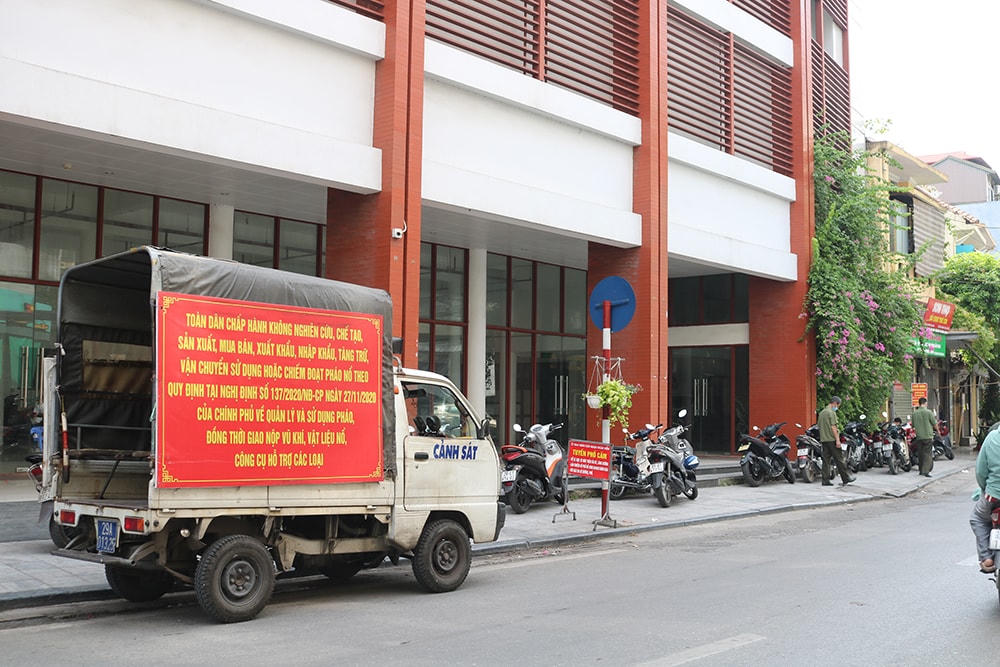 Lực lược chức năng đã có mặt từ sớm để nhắc nhở người dân các hoạt động phòng, chống dịch.