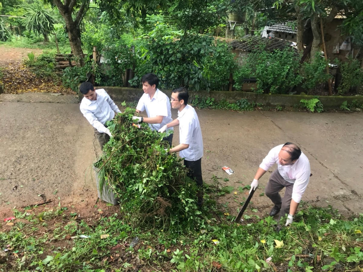 Ủy ban MTTQ Việt Nam tỉnh Bắc Kạn hưởng ứng Ngày Môi trường thế giới và ra quân dọn dẹp vệ sinh môi trường ở khu dân cư. Ảnh: Thu Dịu.