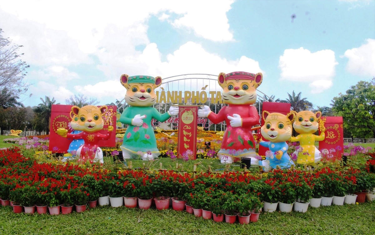 Các tiểu cảnh trang trí hình tượng chú hổ ở Quảng trường 24/3, TP Tam Kỳ.