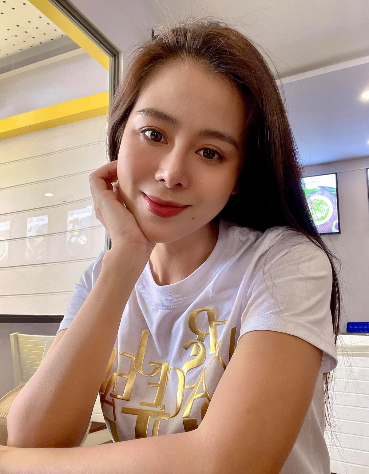 Hoa hậu làng hài Nam Thư với khoảnh khắc hiền dịu, dễ thương hiếm thấy: "Có ai thích Thư nhẹ nhàng, mộc mạc zị hem ta? Thư cũng thích Thư vầy nè"