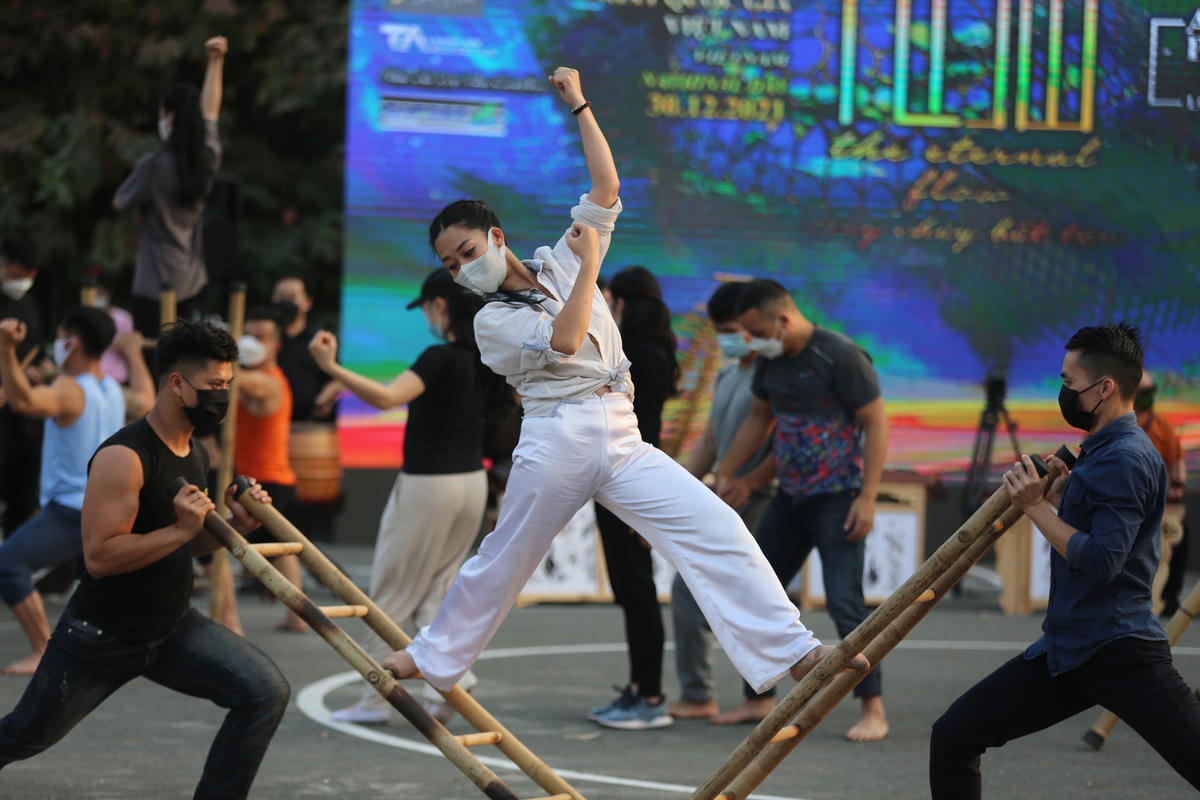 Chia sẻ về sự kiện, Thứ trưởng Bộ VHTTDL Tạ Quang Đông cho biết, Dòng chảy bất tận là chương trình nghệ thuật có số lượng nghệ sĩ tham gia biểu diễn đông đảo từ diễn viên xiếc, múa, nhạc cụ dân tộc cho đến người mẫu.