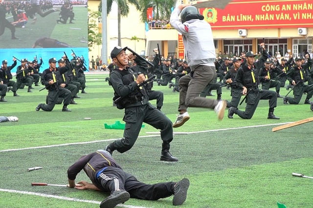                          Cảnh sát chống bạo động dùng khiên biểu diễn đấu đối kháng.