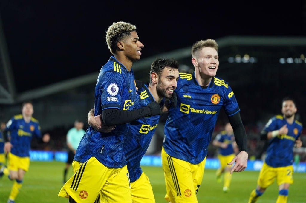 Các cầu thủ Man Utd ăn mừng sau khi Rashford ghi bàn vào lưới Brentford.Trước khi có bàn thắng thứ hai, Rangnick đã tăng cường cho hàng thủ của Man Utd bằng việc rút Ronaldo ra sân đưa Maguire ra sân và đội khách có ba trung vệ. Tuy nhiên, số lượng không quyết định được chất lượng.
