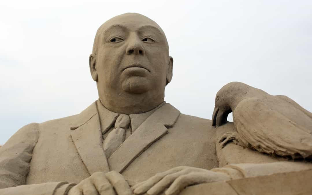 Một tác phẩm điêu khắc trên cát về Alfred Hitchcock được trưng bày trong lễ hội Điêu khắc cát Weston-super-Mare, Anh 2013.  