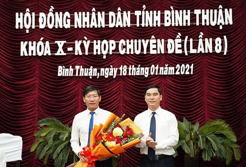Bí thư Tỉnh ủy Dương Văn An, tặng hoa chúc mừng tân Chủ tịch UBND tỉnh Lê Tuấn Phong.