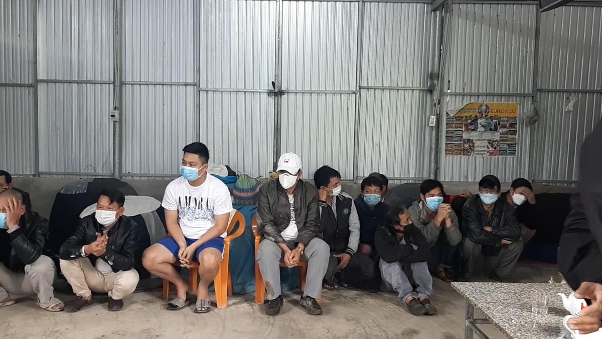 Hàng chục đối tượng cá độ bằng hình thức đá gà bị Công an bắt giữ.