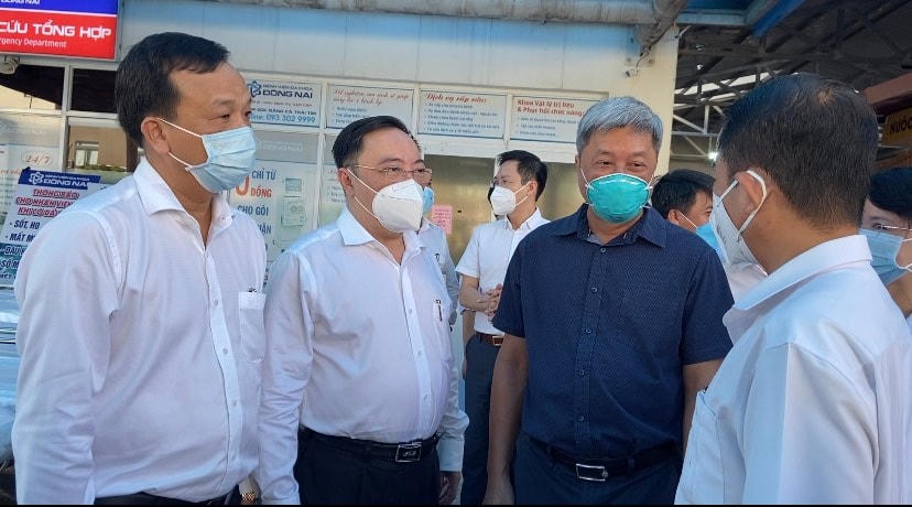 Giám đốc Sở Y tế Đồng Nai Phan Huy Anh Vũ (thứ hai từ trái sang) trao đổi với lãnh đạo Bộ Y tế về công tác phòng chống dịch trên địa bàn năm 2021.