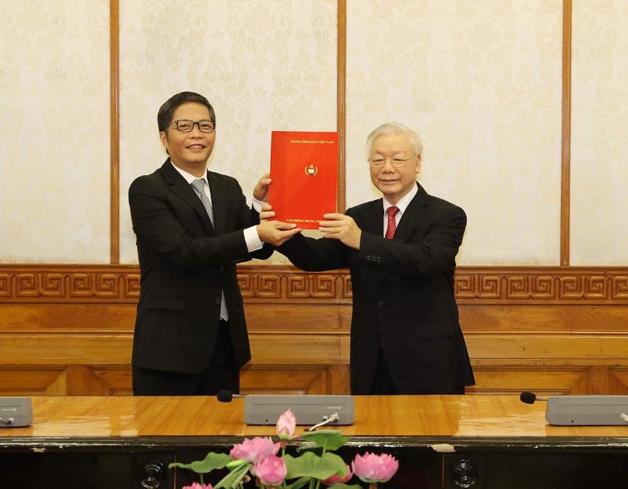 Tổng Bí thư, Chủ tịch nước Nguyễn Phú Trọng trao Quyết định phân công ông Trần Tuấn Anh, Ủy viên Bộ Chính trị, giữ chức Trưởng Ban Kinh tế Trung ương. (Ảnh : Trí Dũng/TTXVN).