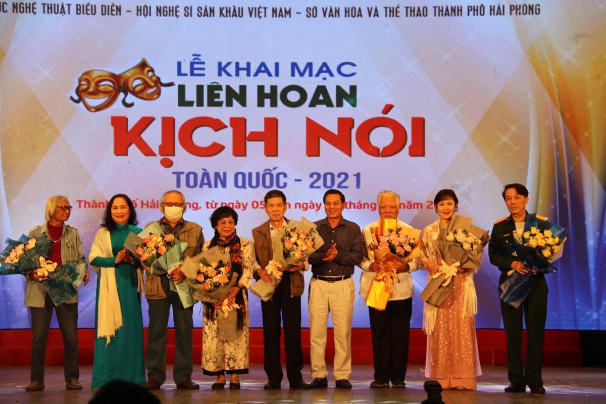 Phó Bí thư Thành ủy, Chủ tịch UBND thành phố Hải Phòng Nguyễn Văn Tùng  và NSND Trịnh Thúy Mùi - Chủ tịch Hội Nghệ sĩ Sân Việt Nam tặng hoa cho Hội đồng nghệ thuật.