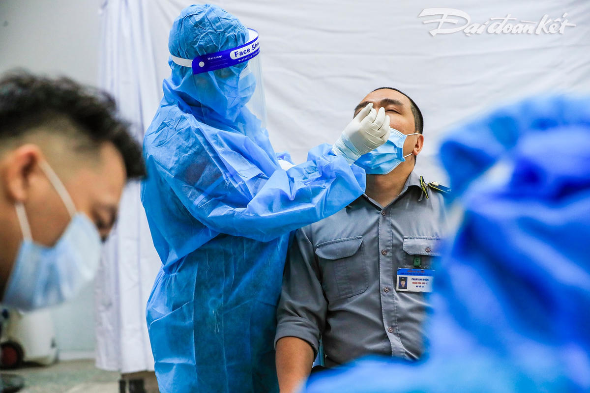 Toàn bộ nhân viên tàu và nhà ga đều phải lấy mẫu xét nghiệm Covid-19 bằng phương pháp test nhanh kháng nguyên.