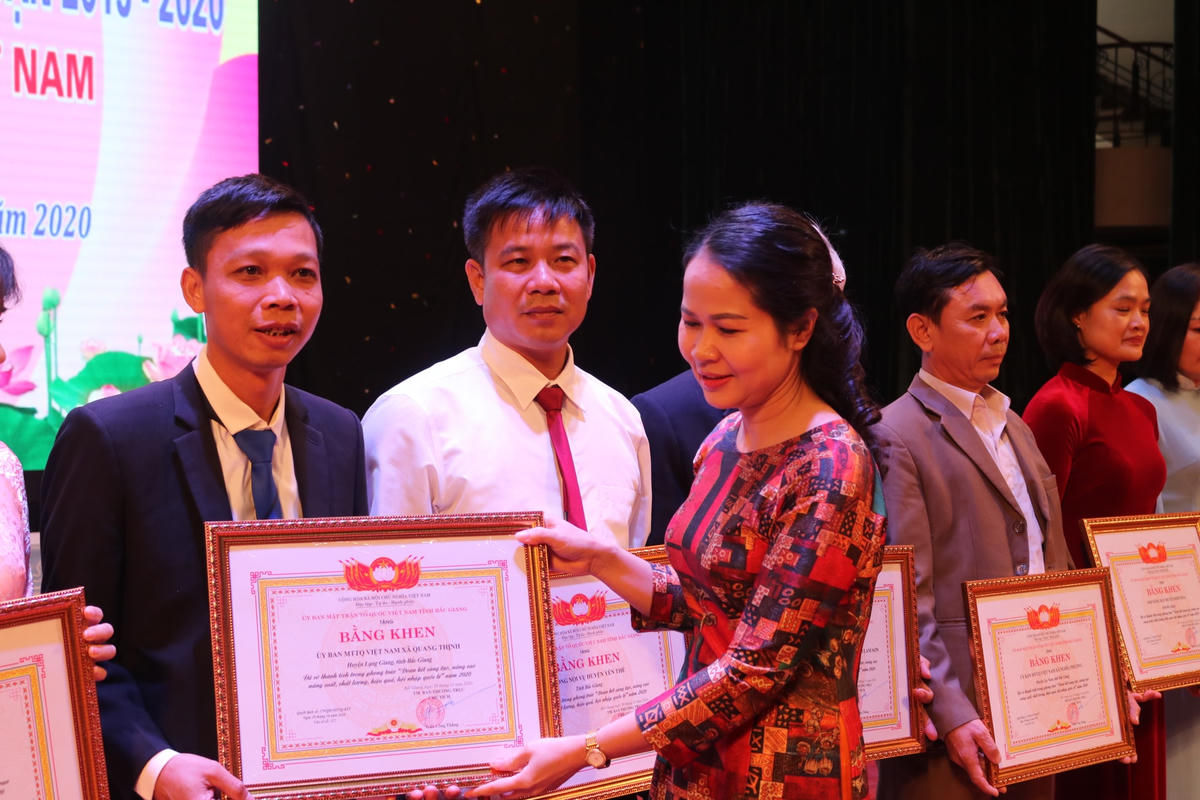 Phó Chủ tịch MTTQ tỉnh Bắc Giang Diêm Hồng Linh trao bằng khen cho các tập thể, cá nhân có thành tích trong phong trào Đoàn kết sáng tạo năm 2020.