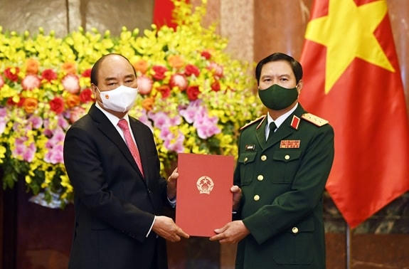 Chủ tịch nước Nguyễn Xuân Phúc trao Quyết định bổ nhiệm chức vụ Tổng Tham mưu trưởng Quân đội nhân dân Việt Nam cho Thượng tướng Nguyễn Tân Cương. Nguồn: VGP.